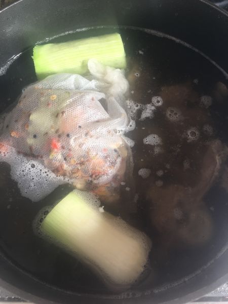 羊蝎子火锅的做法操作步骤第3步：锅里放水煮开放入羊蝎子、葱段、姜片和香料包，煮开后转小火炖四小时，中间水不够可以加热水不可加冷水。