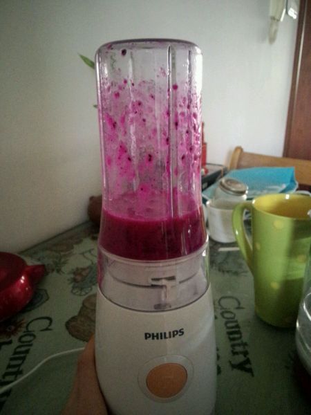 火龙果酸奶奶昔的做法操作步骤第3步：用搅拌机打碎。