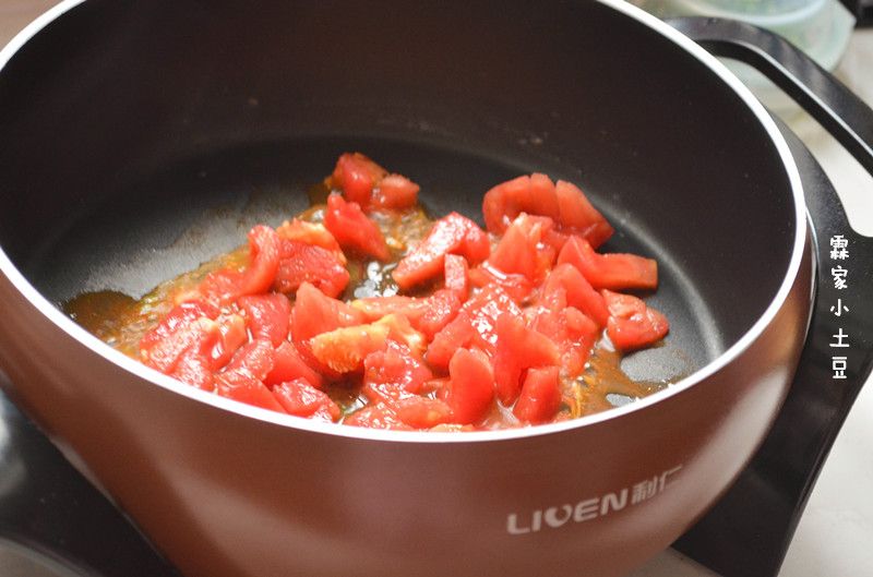 番茄鸡蛋拌面的做法操作步骤第9步：倒入切好的西红柿块儿，翻炒出汤。