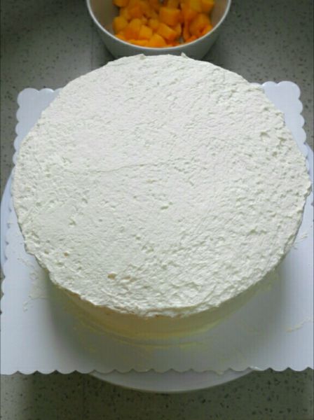 水果奶油裱花蛋糕的做法操作步骤第26步：侧面也刮平，这需要些耐心，表面和侧面必须要刮平，因为表面要裱花的