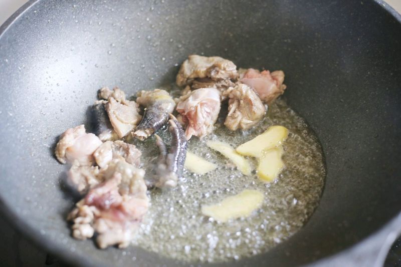 鸡汤的做法操作步骤第3步：锅中热油，加三片姜，加入鸡肉炒至变色。