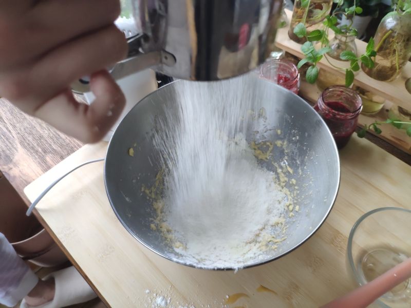 酥饼的做法操作步骤第5步：筛入粉类