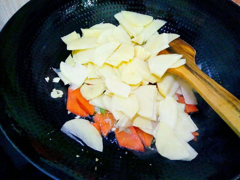干锅土豆片的做法操作步骤第7步：倒入沥干水分的土豆片