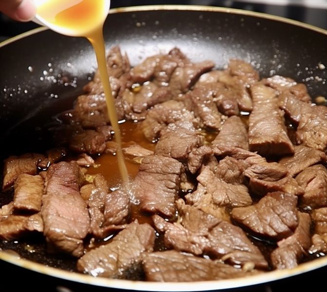 洋葱孜然牛肉的做法操作步骤第2步：2、油热下锅炒熟盛出