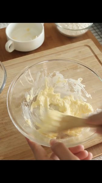 饼干的做法操作步骤第2步：把室温软化的黄油放入碗中，用木铲搅拌，直到黄油变软