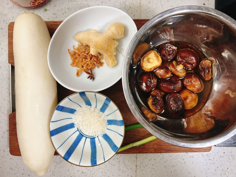 香菇萝卜煲的做法操作步骤第1步：食材都比较素，海米是用来提鲜的，我还加了点儿大白菜，炖煮后特别好吃。