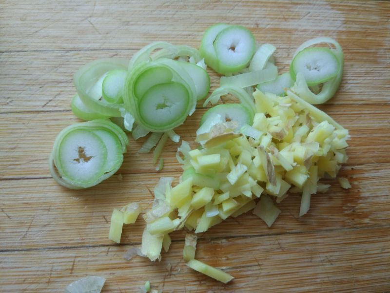 豇豆角炒肉的做法操作步骤第4步：葱、姜切好备用。