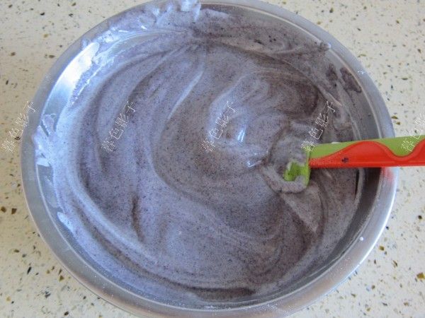 黑米粉方块蛋糕的做法操作步骤第7步：翻拌好的蛋糕糊糊