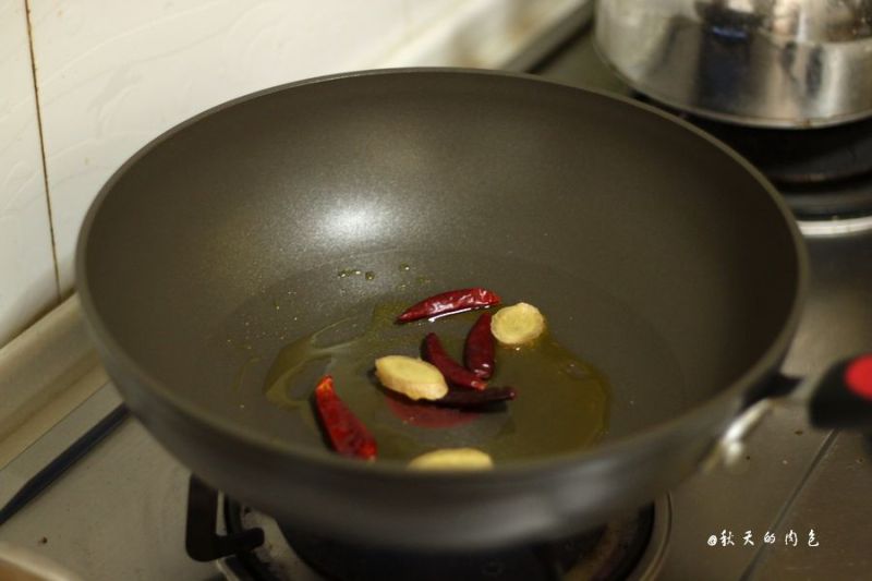 红烧猪蹄的做法操作步骤第3步：锅中倒油，油热后入姜片干辣椒略炒