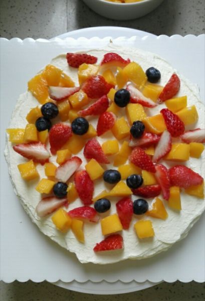 水果奶油裱花蛋糕的做法操作步骤第22步：抹好后放上水果