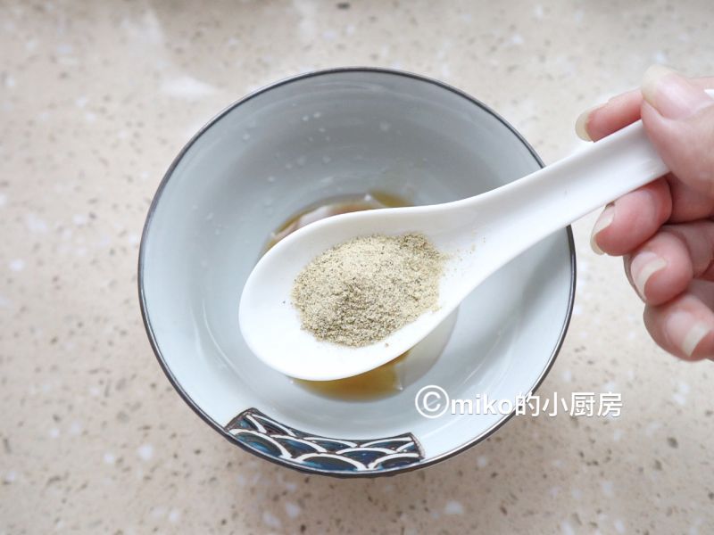 鲜辣汤的做法操作步骤第9步：碗中加入1勺白胡椒粉