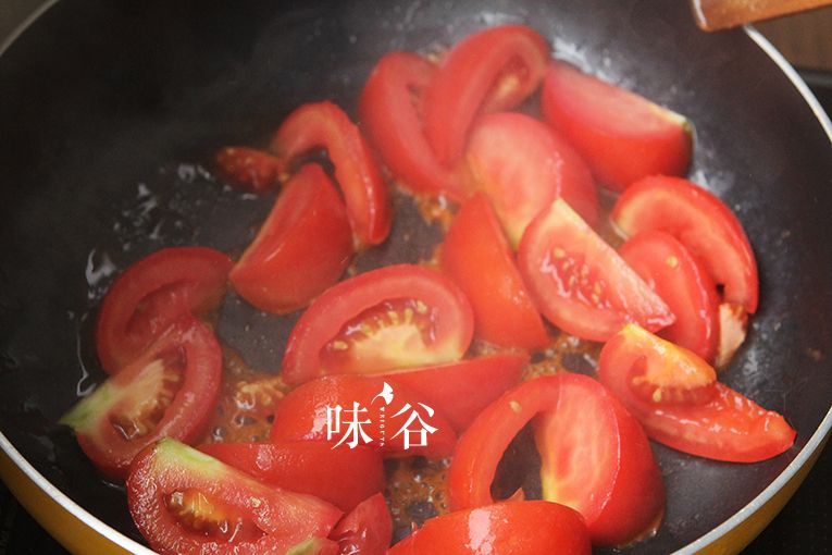 番茄牛尾汤的做法操作步骤第5步：番茄切块，下锅炒软。