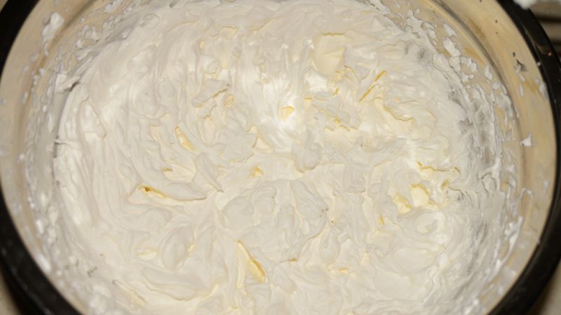 奶油戚风蛋糕卷的做法操作步骤第13步：淡奶油加细砂糖打发到8、9分，不流动状态
