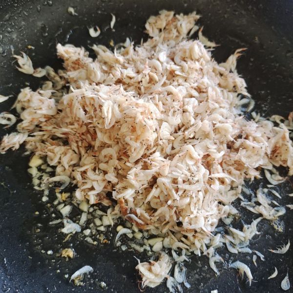 辣椒炒虾皮的做法操作步骤第4步：之后放入虾皮翻炒均匀至香。