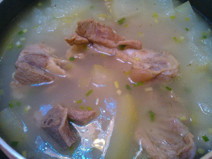 猪骨冬瓜汤的做法操作步骤第5步：冬瓜猪骨汤炖好啦～撒上葱花即可