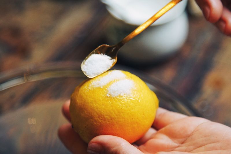 柠檬玫瑰生姜饮的做法操作步骤第2步：柠檬放上一点食盐搓一下，去掉表面蜡质