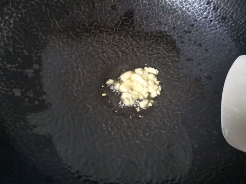 腊肠炒菜花的做法操作步骤第3步：热锅放油放入蒜爆香