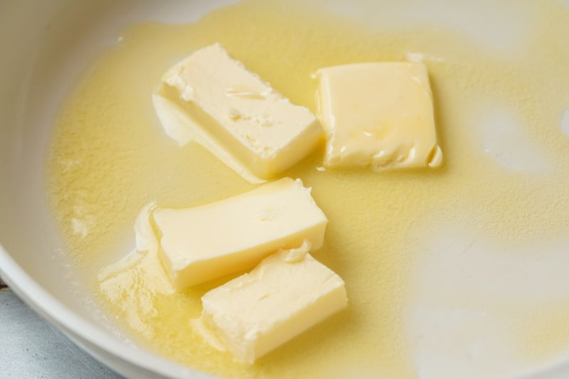 雪花酥的做法操作步骤第2步：60g黄油切块放入不粘锅，小火溶化。