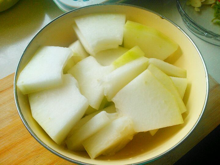 猪骨冬瓜汤的做法操作步骤第3步：把冬瓜去皮，切片稍微厚点。清洗干净备用！