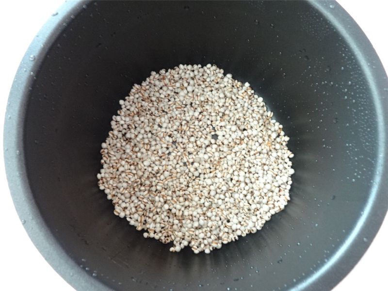 冬瓜薏米茶的做法操作步骤第2步：把薏米洗净倒入电压力锅中。