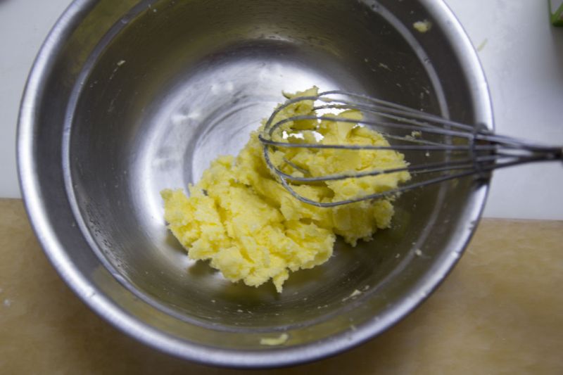 黄金能量球—椰蓉麦片球的做法操作步骤第2步：黄油和细砂糖混合，用手动打蛋器搅打至颜色变浅；
