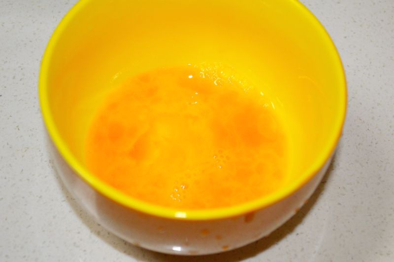 酸辣汤的做法操作步骤第4步：一枚鸡蛋打散备用。