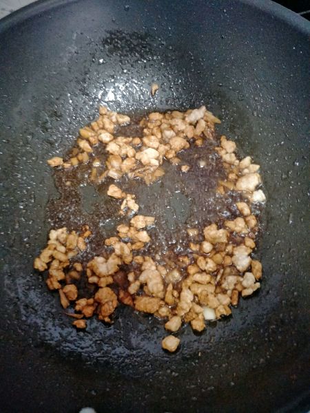 肉末豆腐的做法操作步骤第3步：油热放入里脊肉，炒一会，给小半勺老抽，翻炒上色