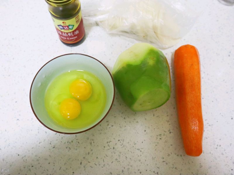 早餐白萝卜素煎包的做法操作步骤第1步：准备白萝卜、胡萝卜各一个，鸡蛋两个，饺子皮适量