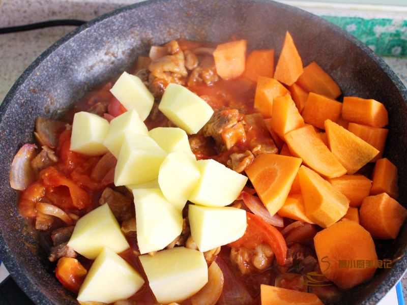 番茄牛腩汤的做法操作步骤第10步：此时加入番茄和土豆，稍微翻炒一下。