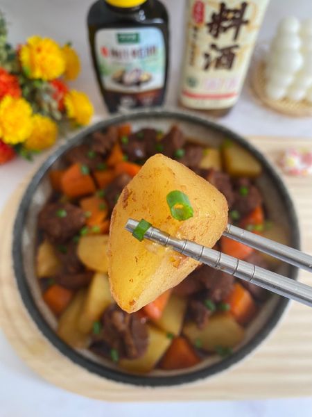 红烧羊肉炖胡萝卜土豆的做法操作步骤第13步：土豆软糯咸香，好吃又下饭