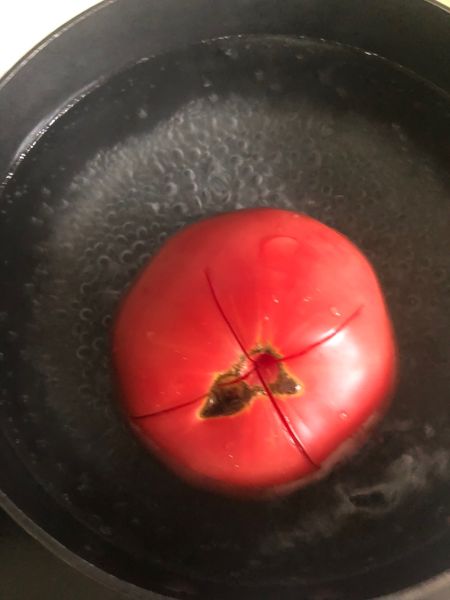 番茄鸡胸肉丸子汤的做法操作步骤第8步：这时候把番茄放入热水中烫一下