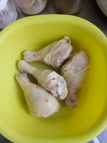 简单卤味鸡腿的做法操作步骤第1步：撇去浮沫的鸡腿，放锅热水煮一下就可以，捞出沥水洗净