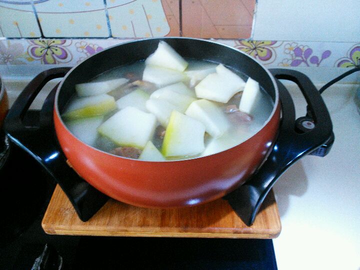 猪骨冬瓜汤的做法操作步骤第4步：把汤中加入两勺盐，慢炖一个多小时，让猪骨上的肉都炖烂。上餐桌提前十分钟放入冬瓜。一勺鸡精。