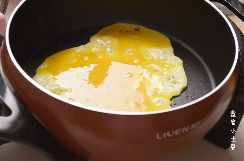 番茄鸡蛋拌面的做法操作步骤第6步：油热后，倒入搅拌好的鸡蛋液。