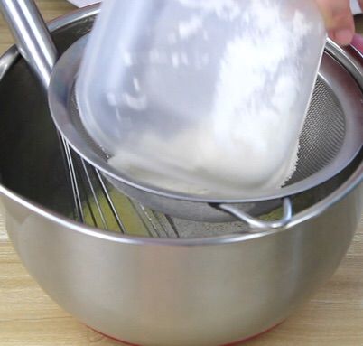 牛奶蜂蜜蛋糕的做法操作步骤第4步：再将50g面粉筛入后搅拌均匀即可