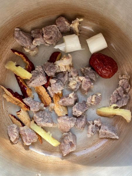 红枣山药牛肉汤的做法操作步骤第2步：高压锅中放入洗净的牛肉，加入葱姜红枣