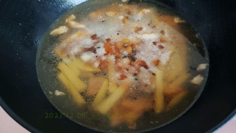 生滚菠菜薯肉汤的做法操作步骤第3步：小范围扒拉出豉油香了再整锅翻匀给它们拌一起，根据菜量和个人喜好往里加水补生抽或其它调味料