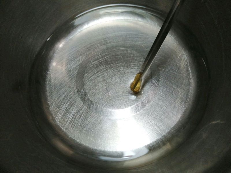琥珀核桃的做法操作步骤第7步：用筷子蘸糖浆放入冷水里会立马凝固，这样的糖浆就可以啦