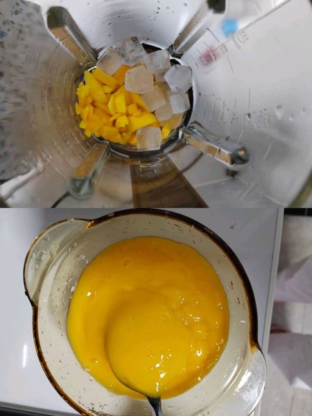 夏季饮品的做法操作步骤第5步：一份放进破壁机内打成芒果泥，我放了一些冰块，也可以不放的哦！打好盛出在小碗内备用