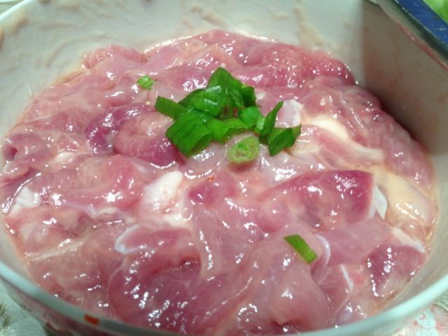 水煮肉片的做法操作步骤第2步：猪肉切片后泡冷水大约30分钟后控干水份。加盐，鸡精，料酒，淀粉腌制。