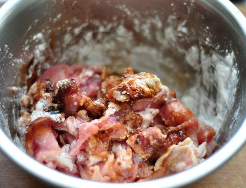 水煮肉片的做法操作步骤第1步：里脊肉切片，加入生粉、盐、料酒、酱油搅拌均匀