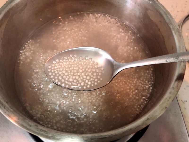 芒果椰汁西米露的做法操作步骤第2步：煮到水变得浓稠 西米煮出透明小白心后 关火盖盖焖10分钟