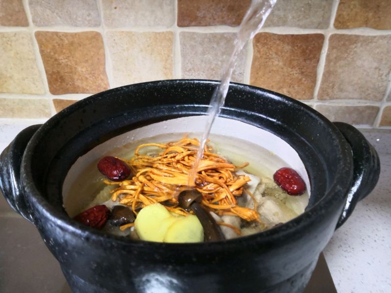 虫草花煲鸡汤的做法操作步骤第5步：加入适量的清水，水最好能一次加够，不要中途发现汤少了再加，这样会影响汤的口感。