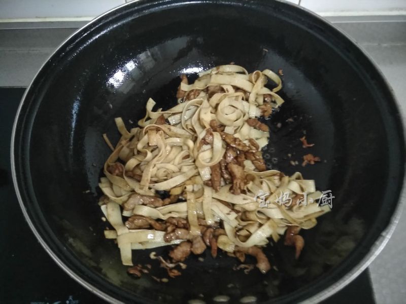 尖椒干豆腐丝的做法操作步骤第7步：倒入干豆腐丝煸炒几下