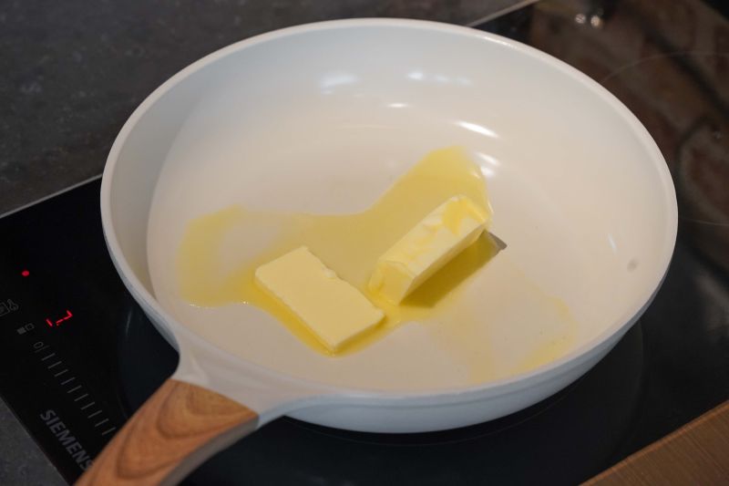 酥皮苹果派的做法操作步骤第2步：黄油锅内融化