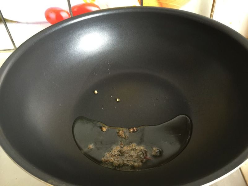 腊肉炒花菜的做法操作步骤第5步：锅里油热，放下花椒，小火煸出香味，捞去花椒