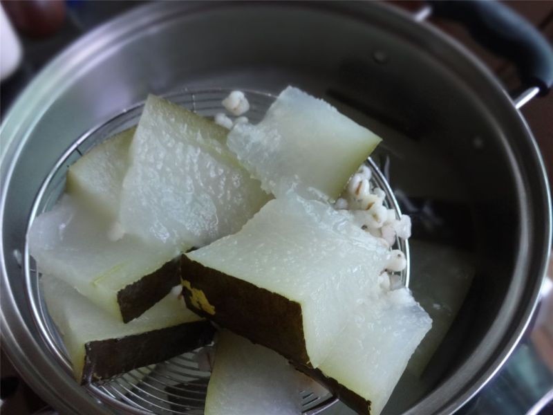 冬瓜薏米茶的做法操作步骤第8步：煮好后把渣用漏勺取出弃用。