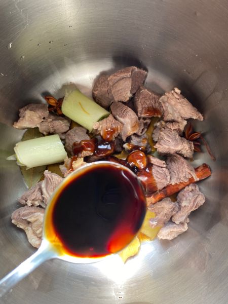 红烧羊肉炖胡萝卜土豆的做法操作步骤第6步：加入一勺老抽调味