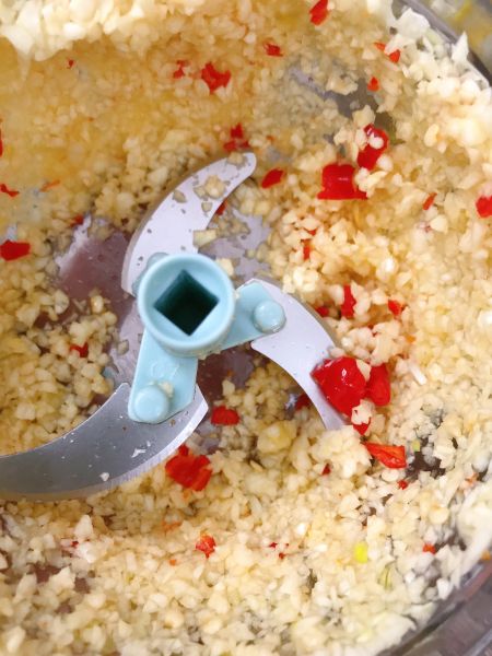 万能火锅蘸料的做法操作步骤第2步：先将大蒜和小米辣放入辣蒜器中拉碎