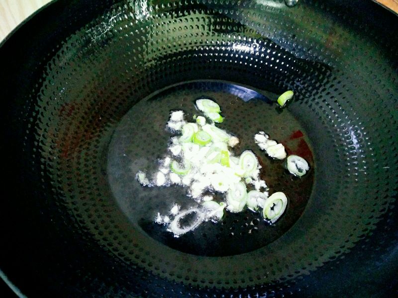 干锅土豆片的做法操作步骤第5步：锅中倒油，把葱白蒜末煸香